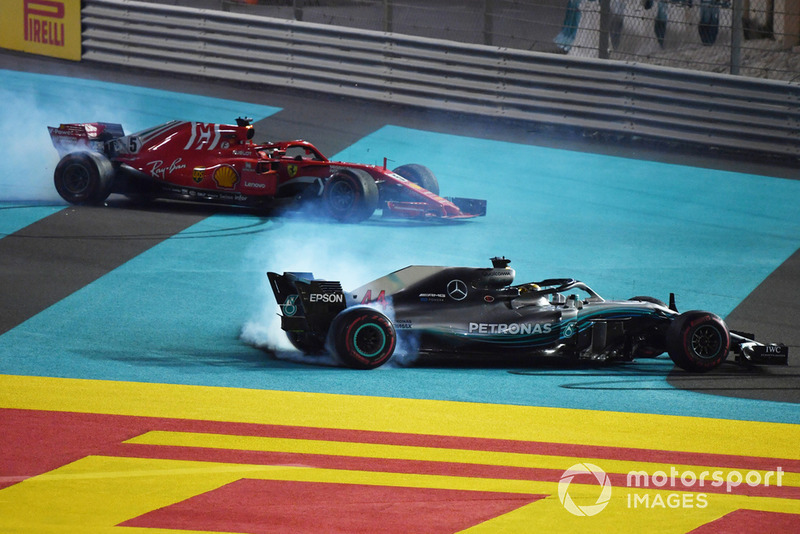 Lewis Hamilton, Mercedes-AMG F1 W09 y Sebastian Vettel, Ferrari SF71H hace donas al final de la carrera