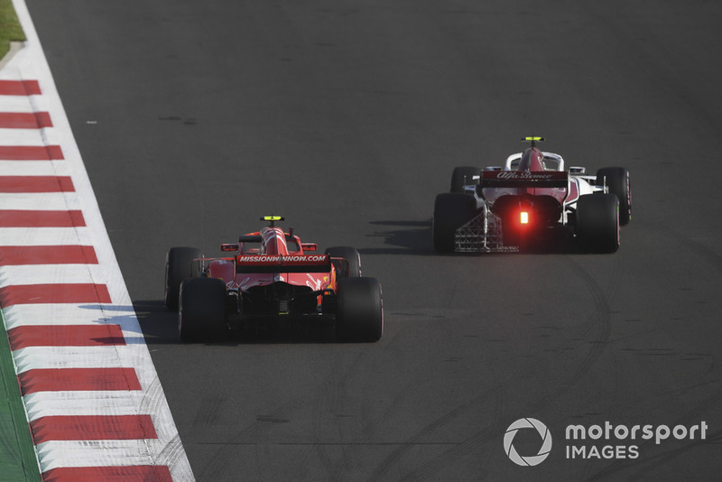 Kimi Raikkonen, Ferrari SF71H et Antonio Giovinazzi, Sauber C37