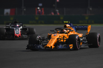 Stoffel Vandoorne, McLaren MCL33 et Romain Grosjean, Haas F1 Team VF-18