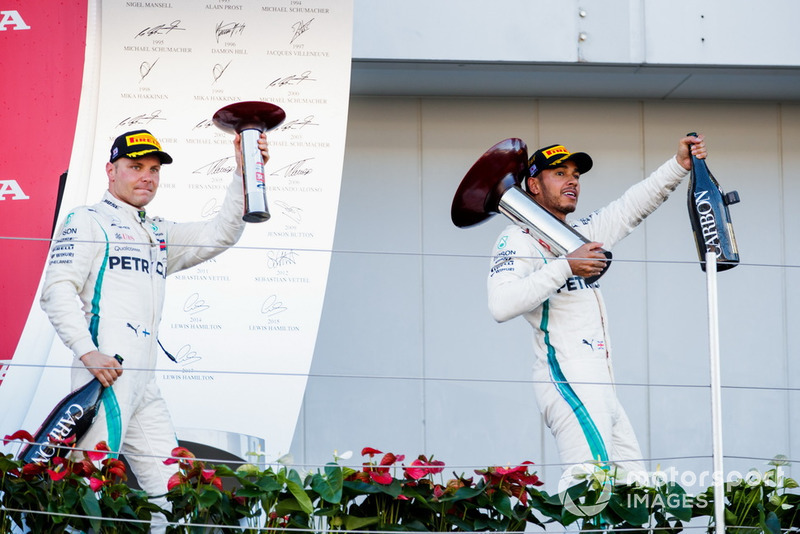 Il vincitore della gara Lewis Hamilton, Mercedes AMG F1, e il secondo classificato Valtteri Bottas, Mercedes AMG F1, sul podio