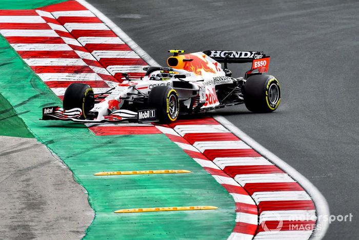 Sergio Pérez, Red Bull Racing RB16B, hace un trompo