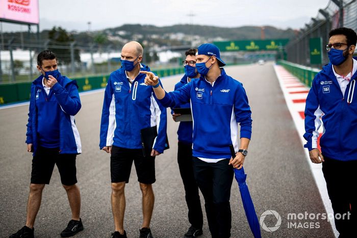 Mick Schumacher, Haas F1, camina la pista