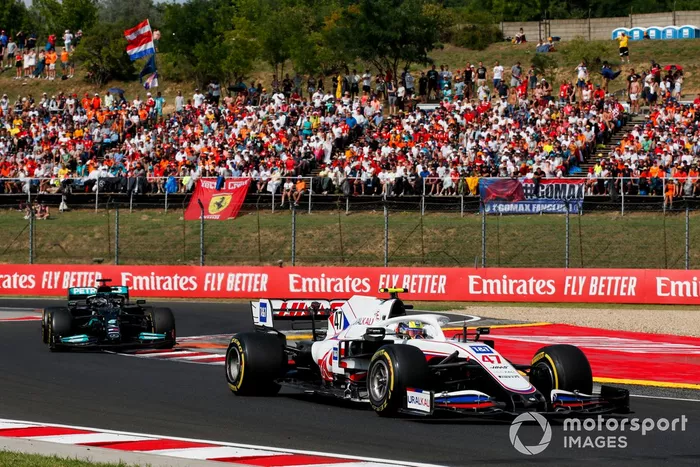 Mick Schumacher, Haas VF-21, Lewis Hamilton, Mercedes W12