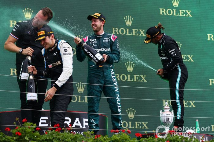 Podio: segundo lugar Sebastian Vettel, Aston Martin, Laurent Rossi, CEO Alpine F1, ganador Esteban Ocon, Alpine F1, tercer lugar Lewis Hamilton, Mercedes