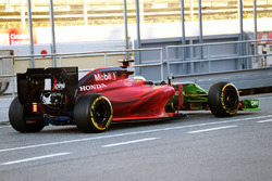 Fernando Alonso, McLaren MP4-31 covered in flow-vis paint