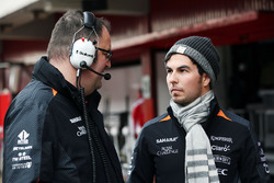Ingenieur Tom McCullough met Sergio Perez, Sahara Force India F1