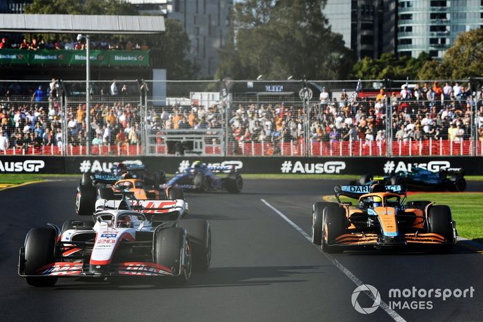 Kevin Magnussen, Haas VF-22, Lando Norris, McLaren MCL36, Daniel Ricciardo, McLaren MCL36