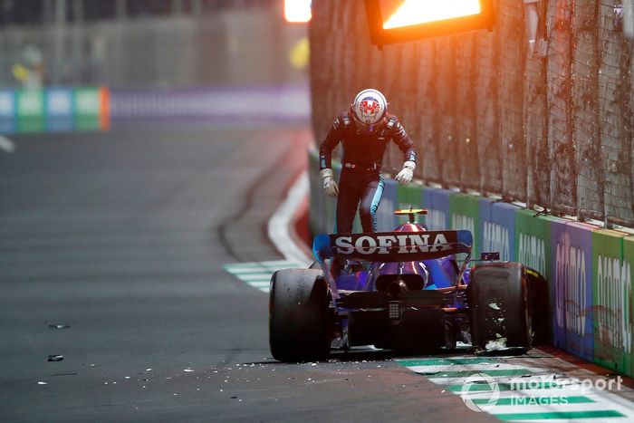 Nicholas Latifi, Williams FW44, se baja de su coche después de estrellarse en la carrera