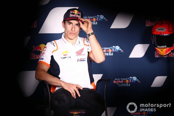 Marc Márquez, Repsol Honda Team, estira el brazo