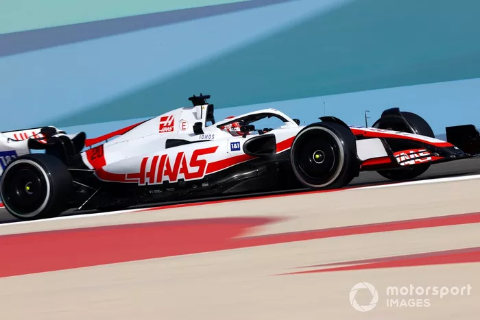 Haas VF-22 con la decoración cambiada tras la invasión de Rusia a Ucrania