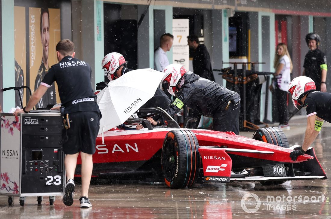 Miembros del equipo Andretti de Fórmula E empujan el coche número 22 de vuelta al garaje.