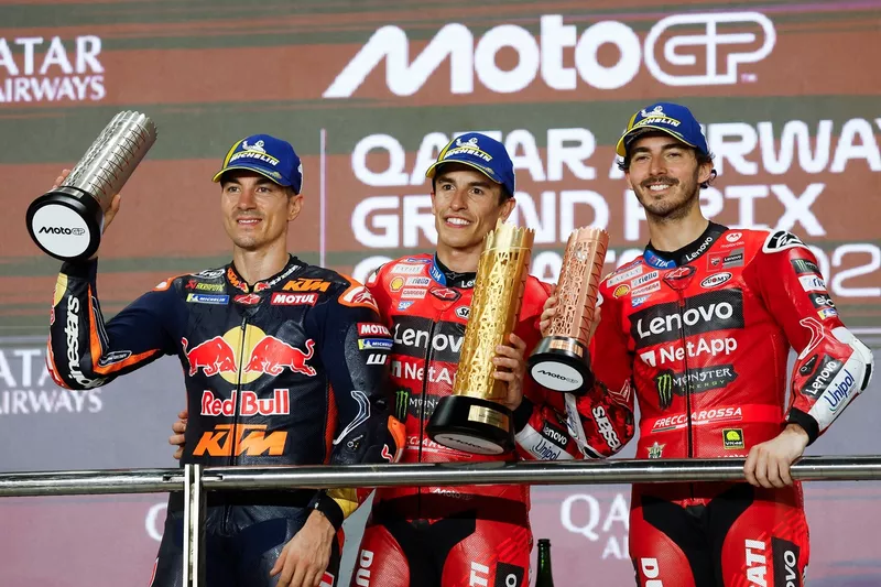 Francesco Bagnaia, equipo Ducati, Maverick Viñales, Red Bull KTM Tech 3, Marc Márquez, equipo Ducati