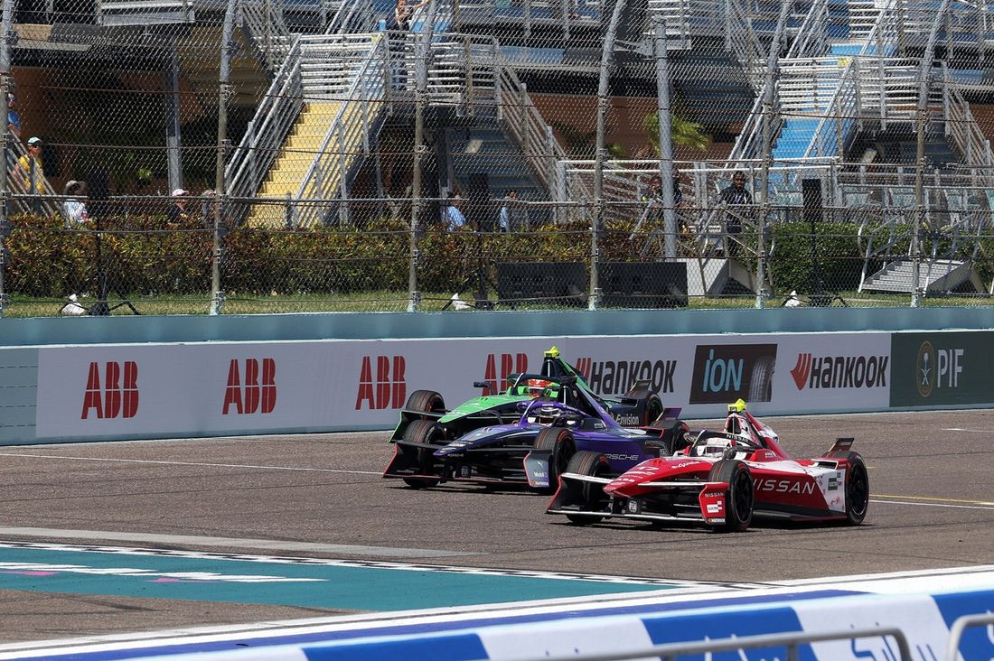 Norman Nato, Nissan Formula E Team, Pascal Wehrlein, TAG Heuer Porsche Formula E Team, Robin Frijns, Envision Racing cruzando la meta