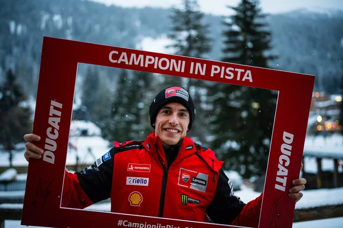 Campeones en pista con Marc Márquez y Francesco Bagnaia, equipo Ducati