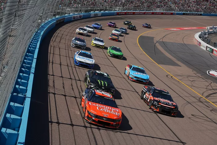 Brad Keselowski, Roush Fenway Keselowski Racing Ford, Ross Chastain, Trackhouse Racing Chevrolet