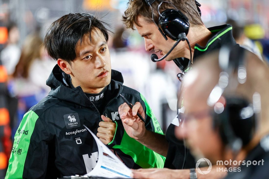 Zhou Guanyu, KICK Sauber, na grelha com o seu engenheiro