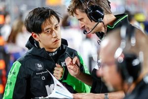 Zhou Guanyu, KICK Sauber, na grelha com o seu engenheiro