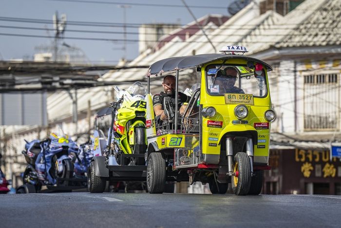 打ち上げに向かうバイク 