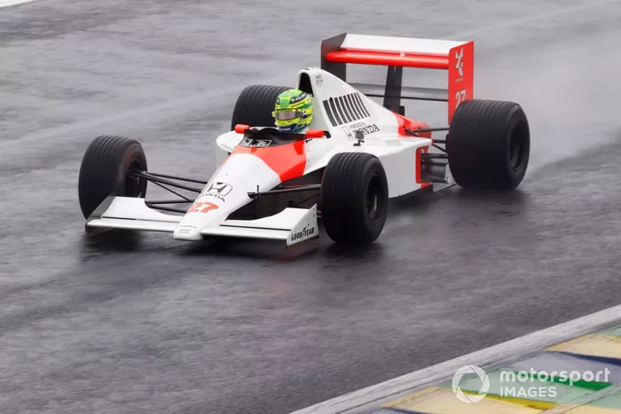 Lewis Hamilton conduce el McLaren MP4/5B de Ayrton Senna