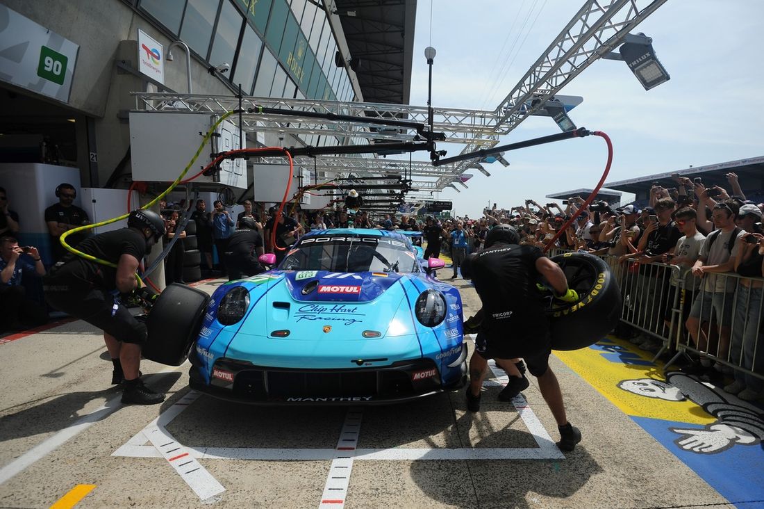 #90 Manthey Porsche 911 GT3 R LMGT3: Antares Au, Loek Hartog, Klaus Bachler