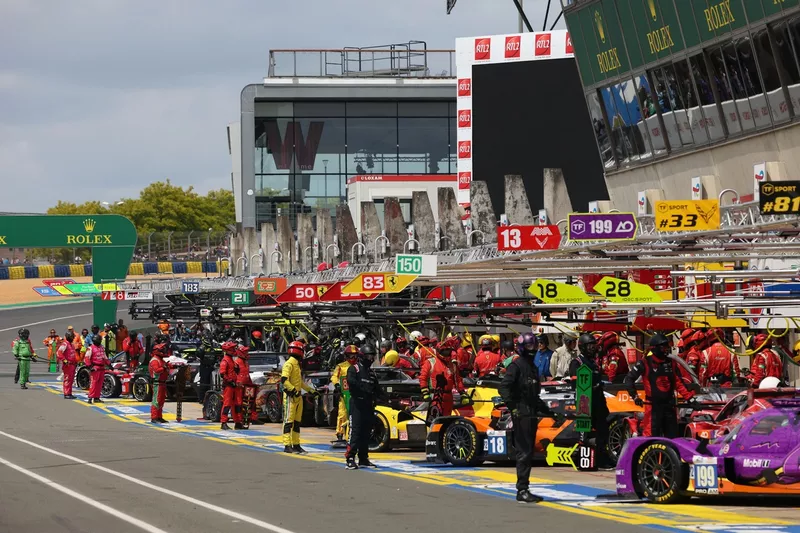 Voitures dans la voie des stands