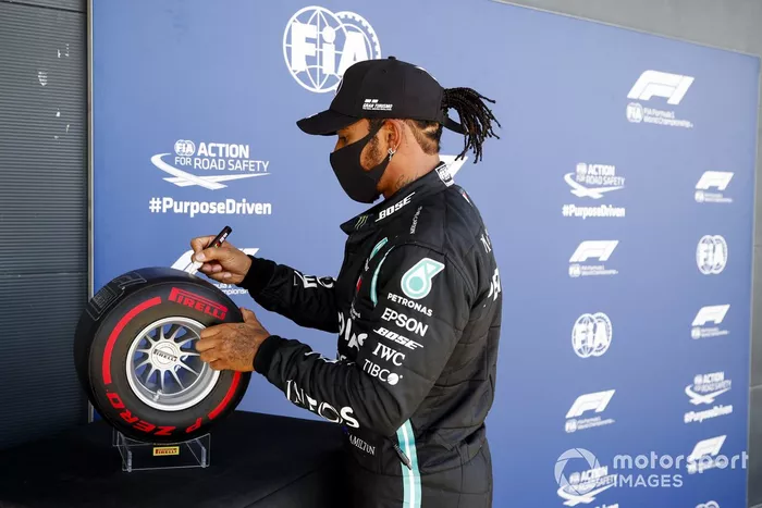 Ganador de la pole Lewis Hamilton, Mercedes-AMG F1 firma el Premio Pirelli Pole Position