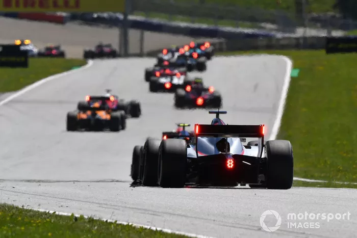 La parrilla detrás del Safety Car