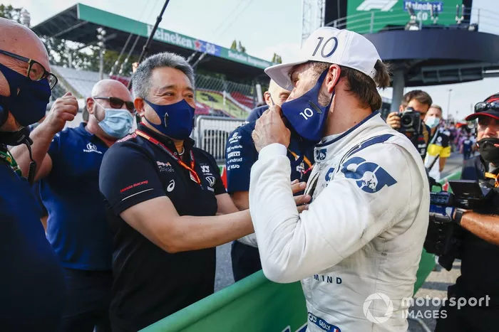 Masashi Yamamoto, Director General de Honda Motorsport felicita a Pierre Gasly, AlphaTauri ganador de la carrera