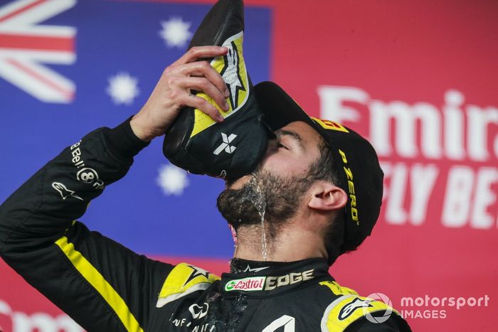 Podio: tercer lugar Daniel Ricciardo, Renault F1 celebra tomando desde un zapato