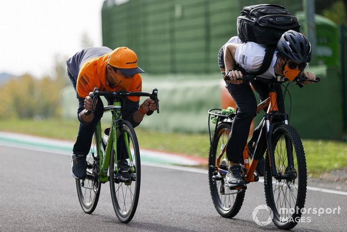 Lando Norris, McLaren, en bici