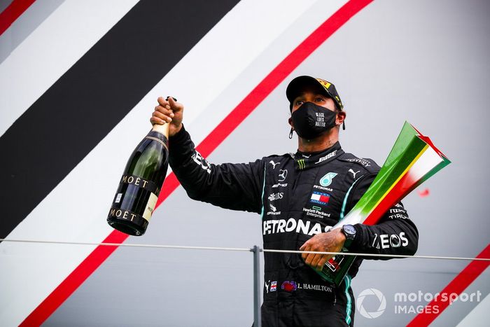 Podio: ganador Lewis Hamilton, Mercedes F1 celebra