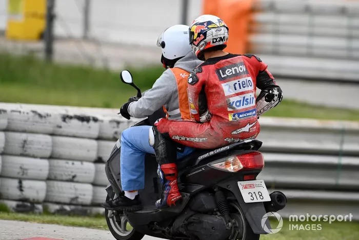Andrea Dovizioso, Ducati Team después de la caída