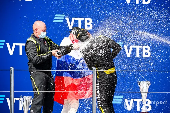 Podio: segundo lugar Nikita Mazepin, Hitech Grand Prix, ganador Guanyu Zhou, UNI-Virtuosi 