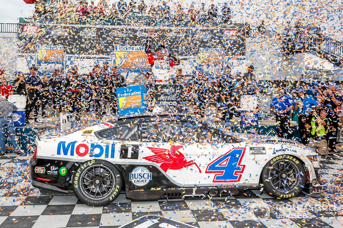 Race winner Kevin Harvick, Stewart Haas Racing, Ford Mustang