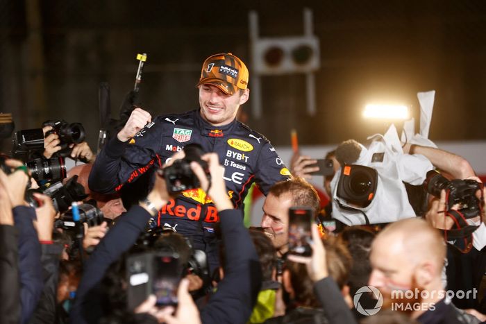 Campeón del Mundo Max Verstappen, Red Bull Racing celebra con el equipo el bicampeonato