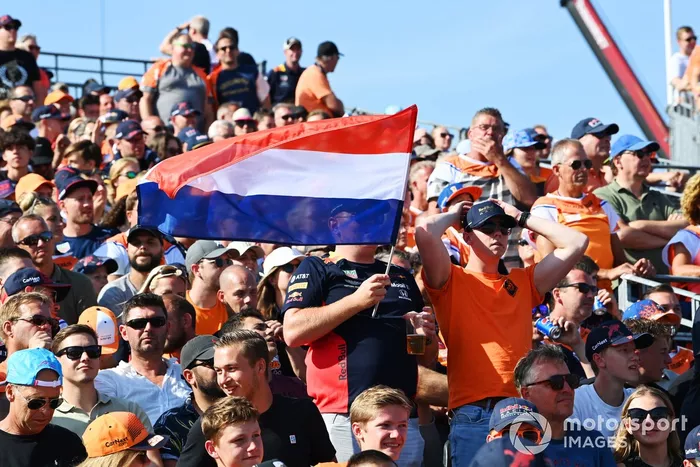 Los aficionados tiñen de naranja las gradas en apoyo a Max Verstappen, Red Bull Racing