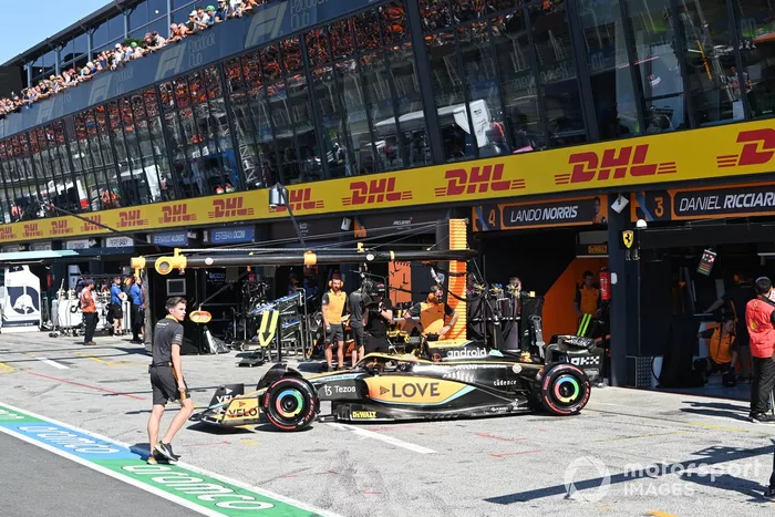 Daniel Ricciardo, McLaren MCL36, sale del garaje
