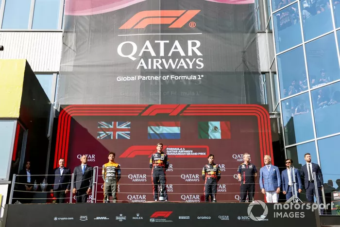 Lando Norris, McLaren, 2ª posición, Max Verstappen, Red Bull Racing, 1ª posición, Sergio Pérez, Red Bull Racing, 3ª posición, Paul Monaghan, Ingeniero Jefe, Red Bull Racing, en el podio.