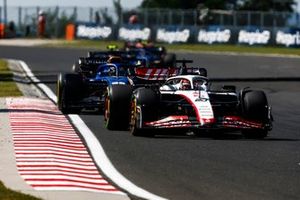 Kevin Magnussen, Haas VF-23, Alex Albon, Williams FW45