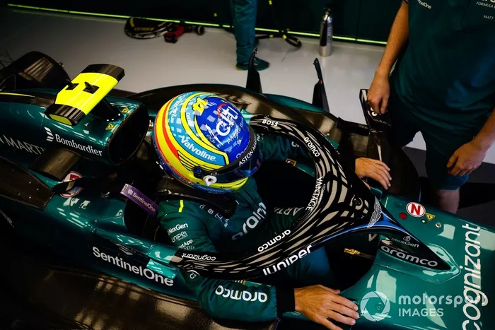 Fernando Alonso, Aston Martin F1 Team, monte dans la voiture avant la séance.