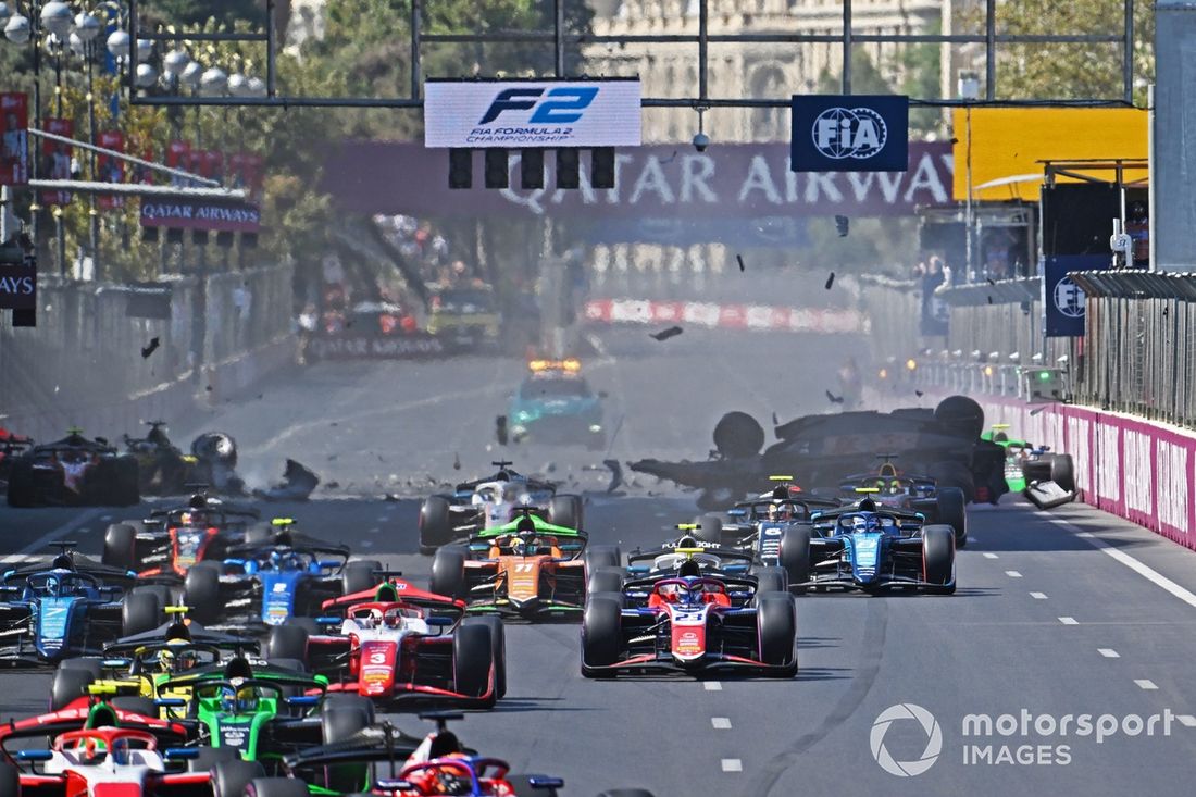 El coche de Pepe Martí, Campos Racing es lanzado por los aires tras una colisión con Kush Maini, Invicta Racing
