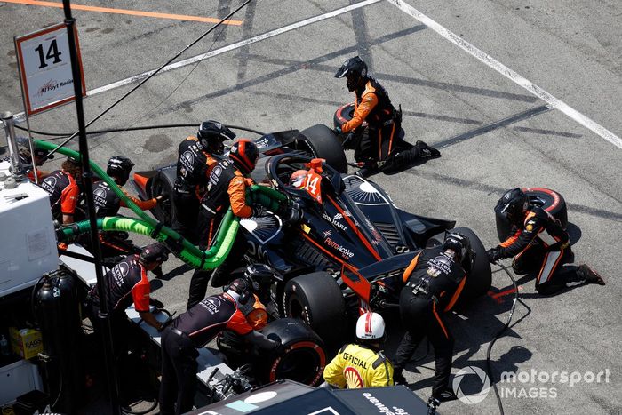 Santino Ferrucci, A.J. Foyt Enterprises Chevrolet, parada en boxes