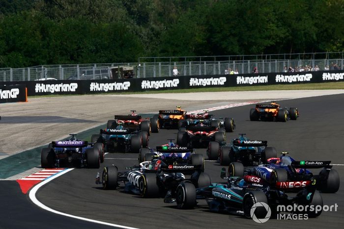 Oscar Piastri, McLaren MCL38, Lando Norris, McLaren MCL38, Lewis Hamilton, Mercedes F1 W15, Charles Leclerc, Ferrari SF-24, el resto de la parrilla en la primera vuelta.