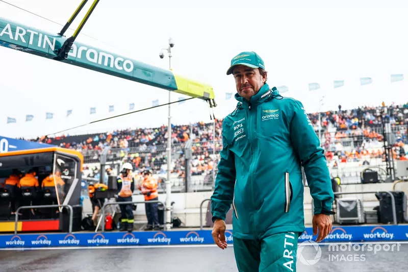 Fernando Alonso, Aston Martin F1 Team, dans la voie des stands 
