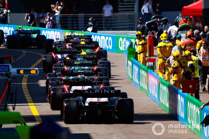Pierre Gasly, Alpine A524, Esteban Ocon, Alpine A524, en la cola para salir de boxes.