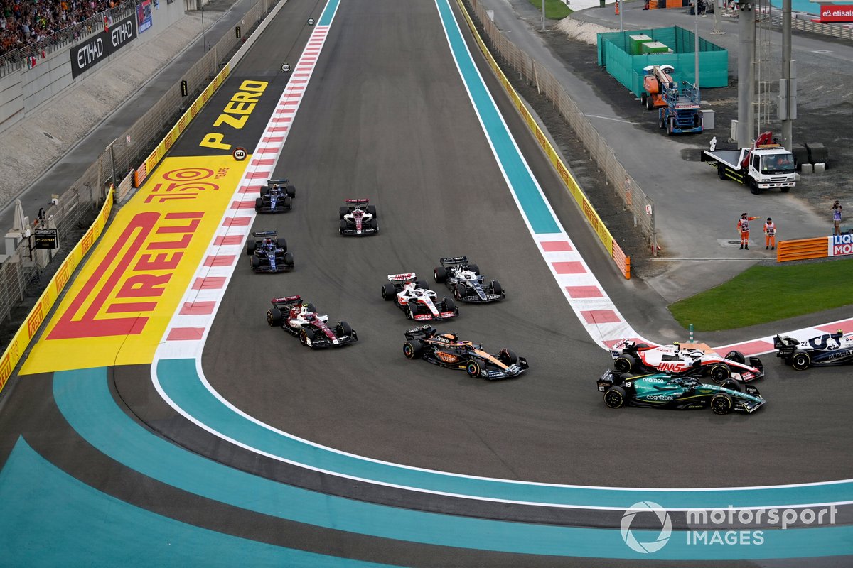 Mick Schumacher, Haas VF-22, Lance Stroll, Aston Martin AMR22, Daniel Ricciardo, McLaren MCL36, Kevin Magnussen, Haas VF-22, the remainder of the field at the start