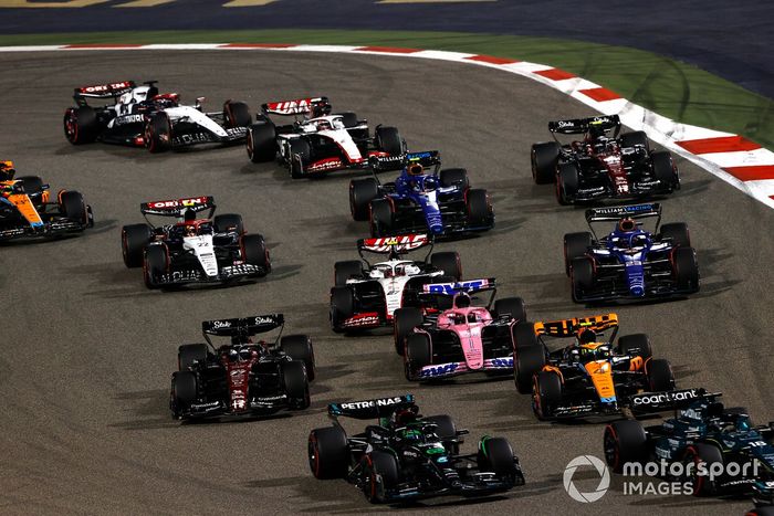 Lance Stroll, Aston Martin AMR23, George Russell, Mercedes F1 W14, Lando Norris, McLaren MCL60, Esteban Ocon, Alpine A523, Valtteri Bottas, Alfa Romeo C43, el resto de la parrilla en la salida.
