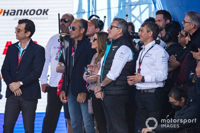 Alberto Longo, Director General Adjunto, Director del Campeonato, Fórmula E, Alejandro Agag, Presidente, Fórmula E, Jamie Reigle, Director General, Fórmula E, en la ceremonia del podio.
