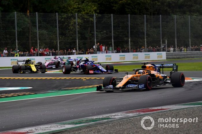 Carlos Sainz Jr., McLaren MCL34, Pierre Gasly, Toro Rosso STR14