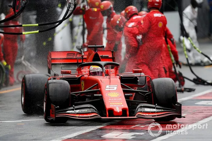 Quem aproveitou foi Sebastian Vettel, que apareceu no fim em grande corrida de recuperação para chegar em segundo, ultrapassando Kvyat e Stroll para delírio da torcida